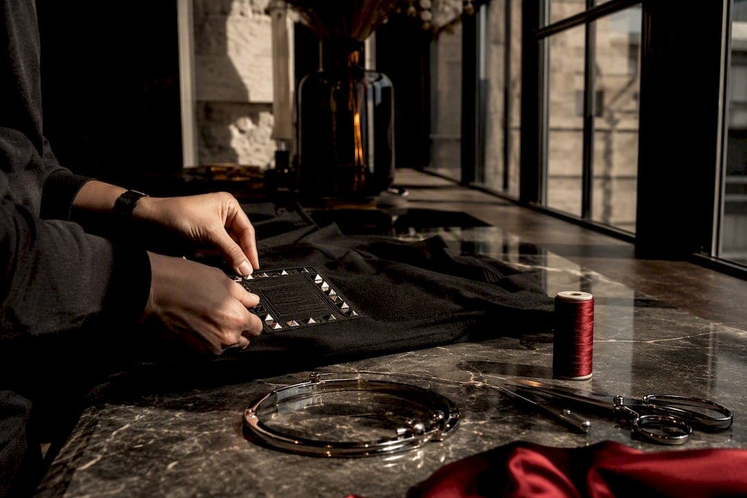 The refined art of a monogram on a felpa